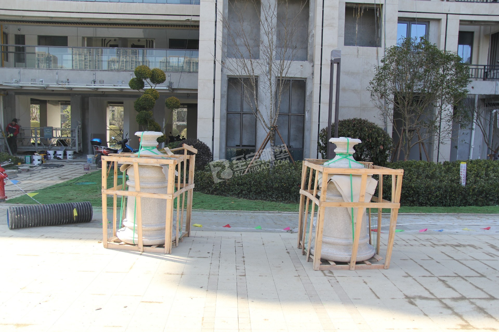 荣安台州金成华府烤漆玻璃钢鹿群、花钵雕塑项目