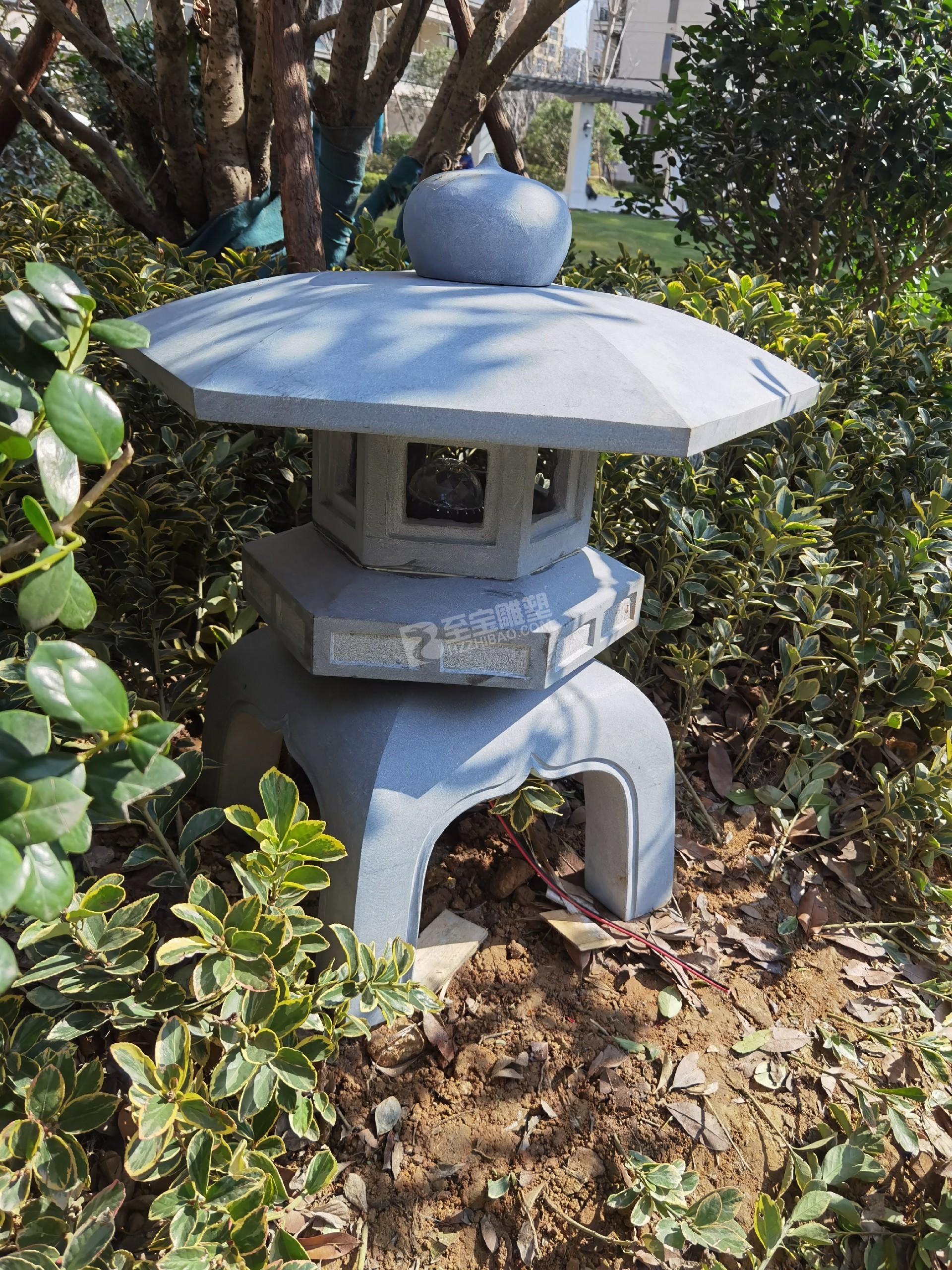 荣安台州金成华府烤漆玻璃钢鹿群、花钵雕塑项目